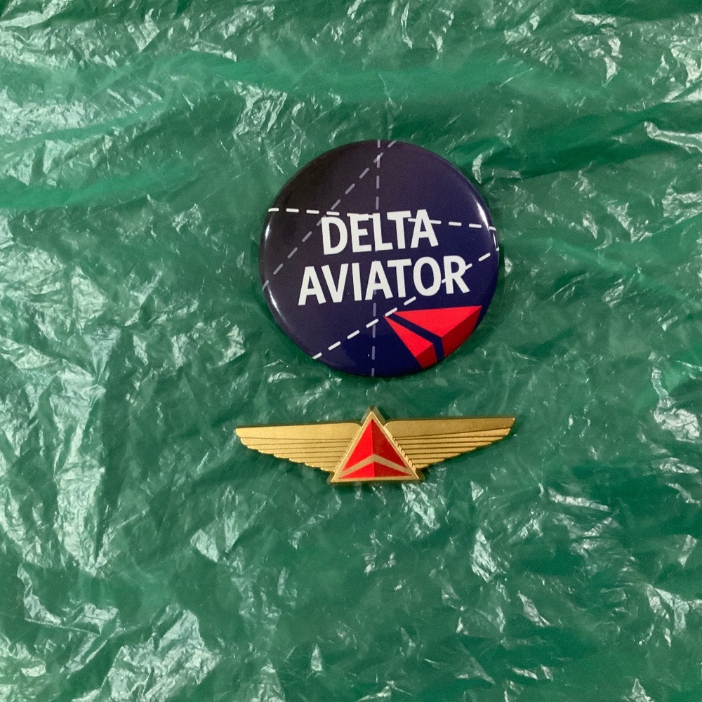 Delta Airlines DELTA AVIATOR Pin & Plastic Junior Pilot "Kiddie Wings" Pin